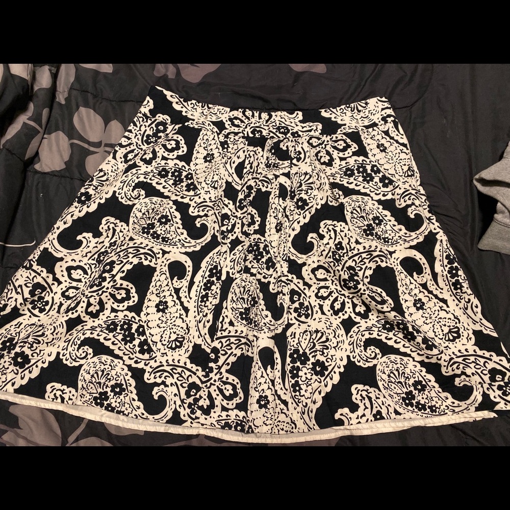 Merona black & White patterned skirt size 16